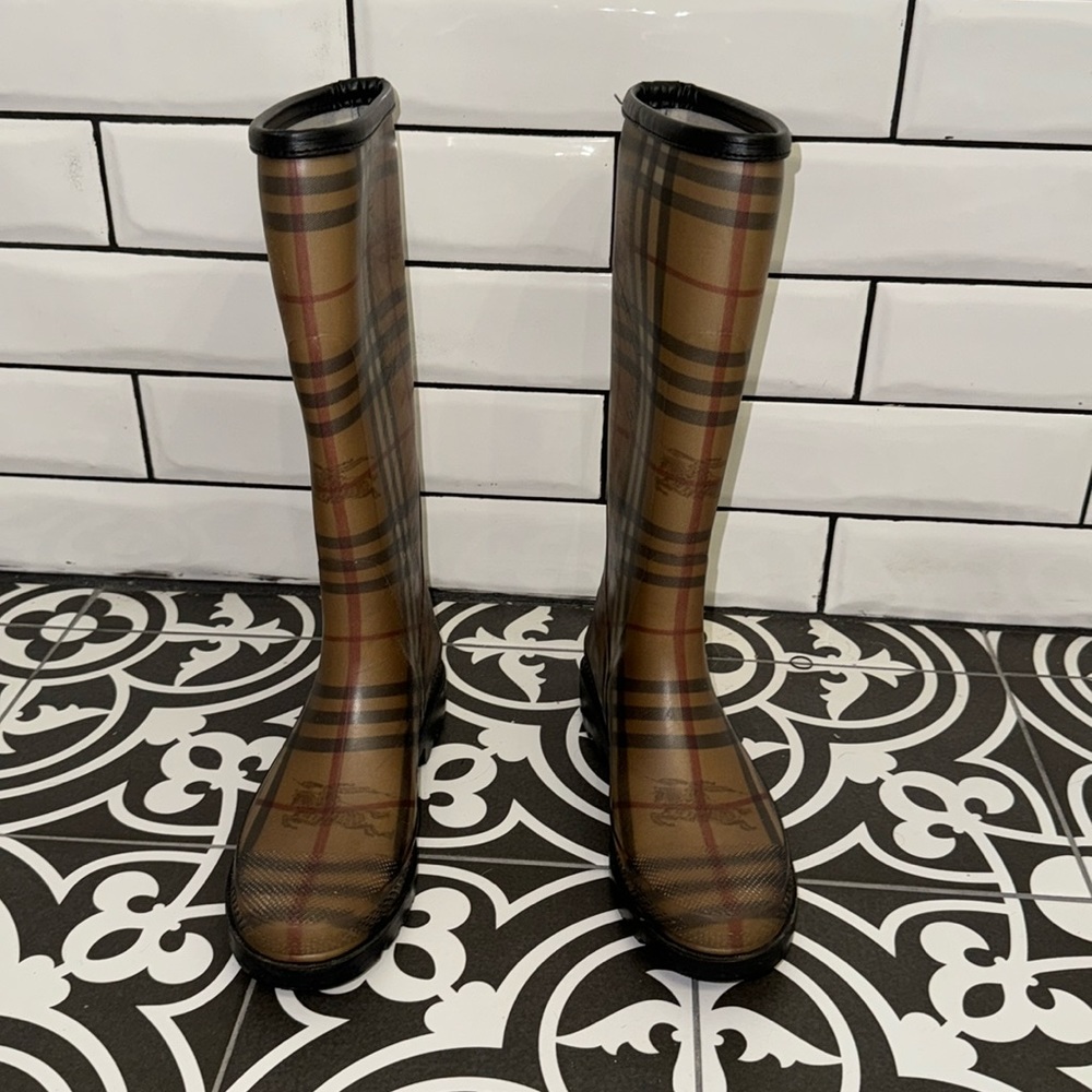 Authentic Burberry rain boots. Women’s Size 6